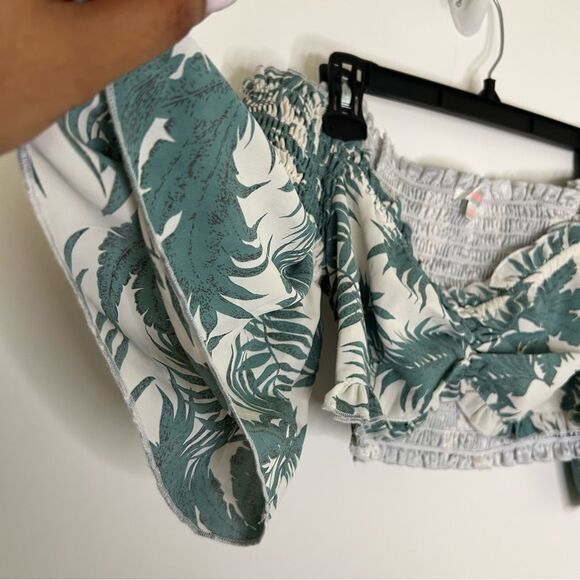 Luxxel | white and green tropical print smocked crop top | Large - Picture 4 of 5